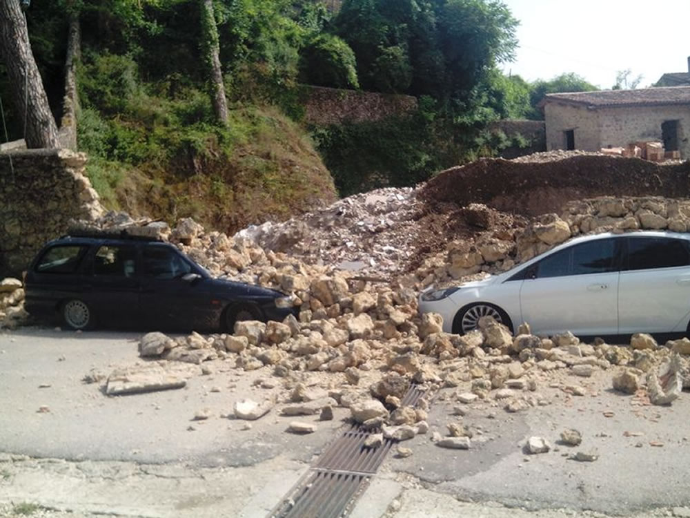 vigili_del_fuoco_crollo_muro_via_cavatella_04_07_14_b