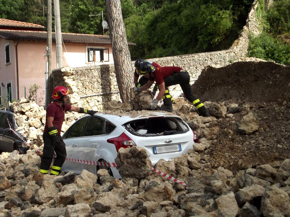 vigili_del_fuoco_crollo_muro_via_cavatella_04_07_14_d
