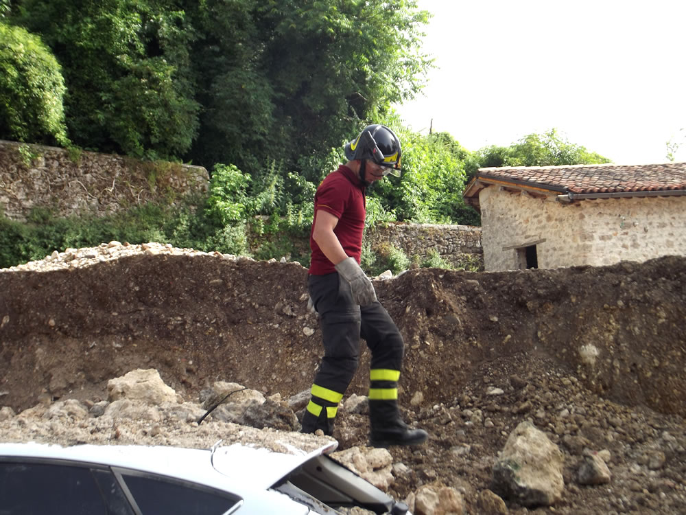 vigili_del_fuoco_crollo_muro_via_cavatella_04_07_14_e