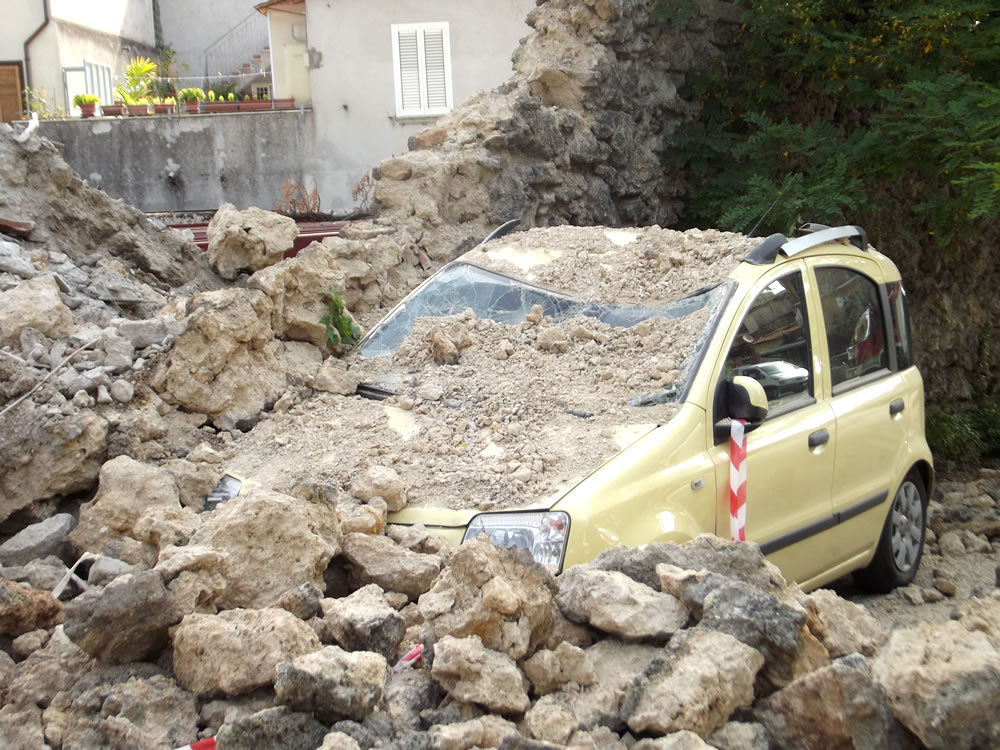 vigili_del_fuoco_crollo_muro_via_cavatella_04_07_14_g