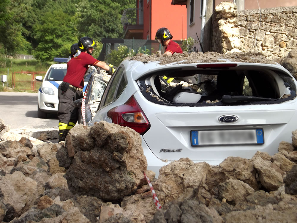 vigili_del_fuoco_crollo_muro_via_cavatella_04_07_14_h