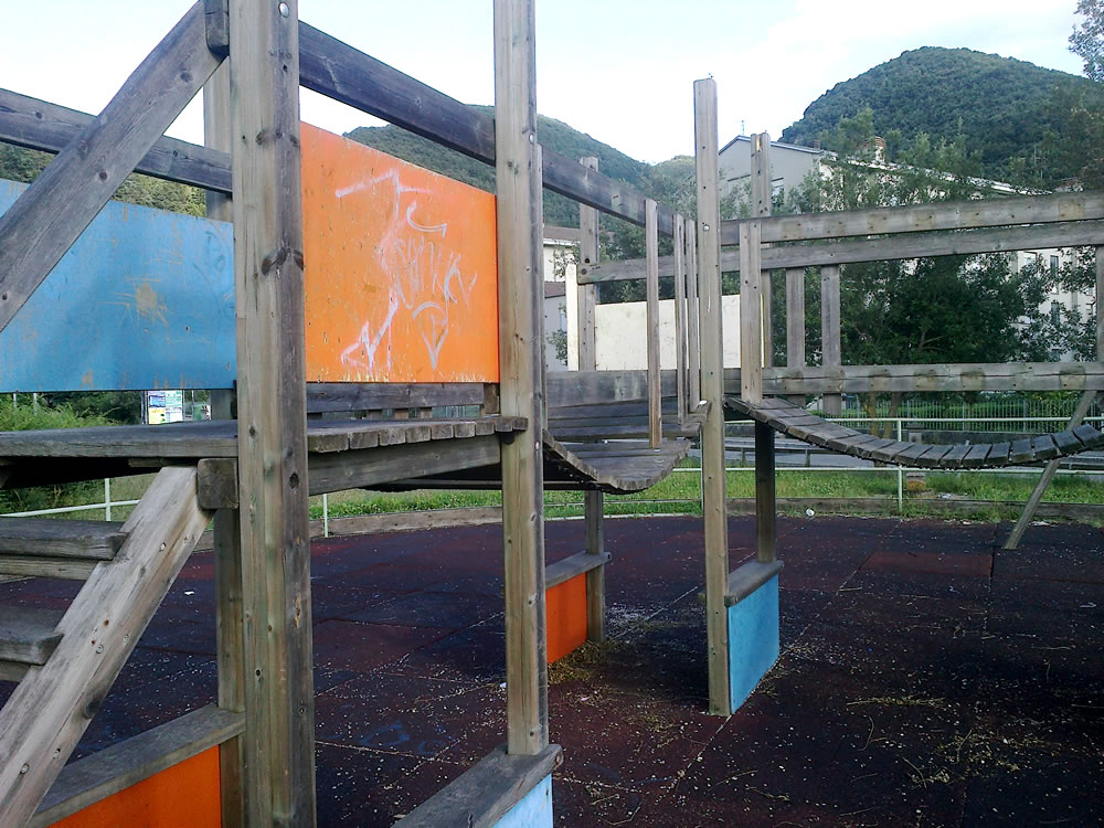 degrado_erba_alta_sporcizia_giochi_rotti_parco_via_comotti_04_08_14_h