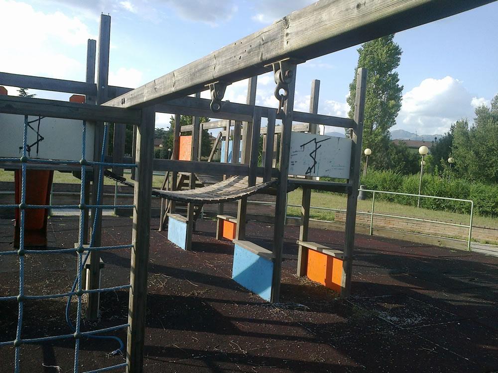 degrado_erba_alta_sporcizia_giochi_rotti_parco_via_comotti_04_08_14_i