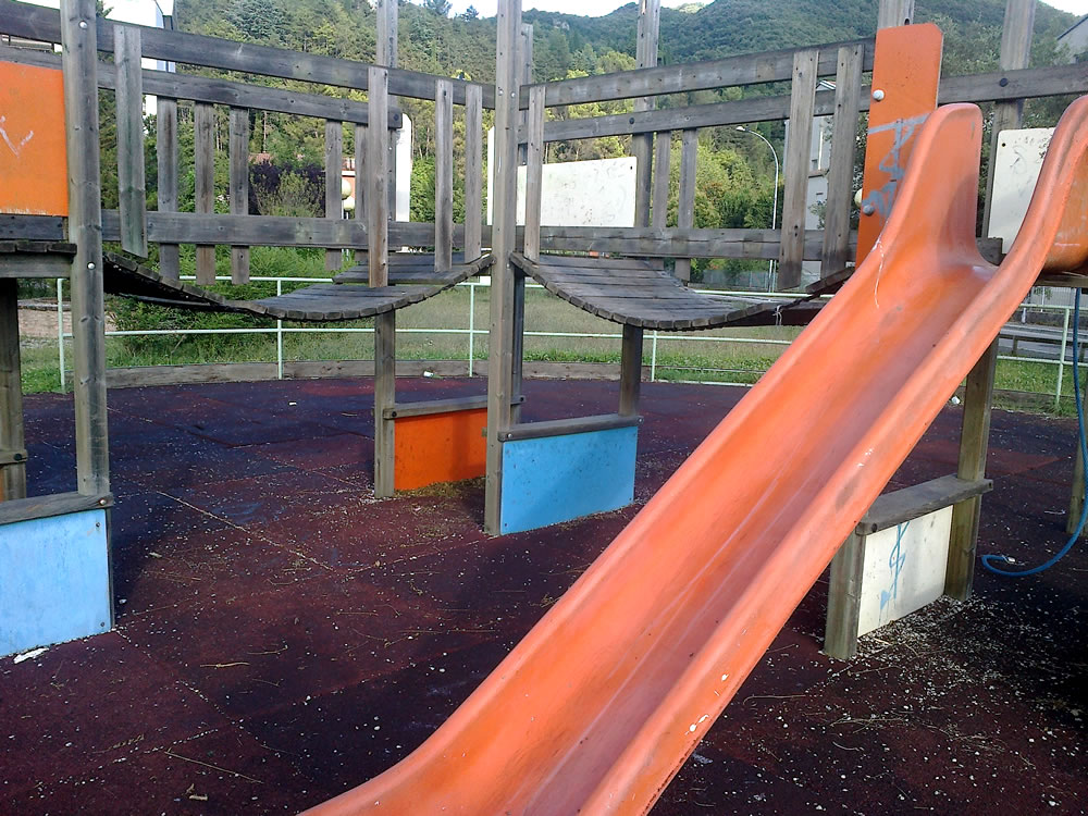 degrado_erba_alta_sporcizia_giochi_rotti_parco_via_comotti_04_08_14_l