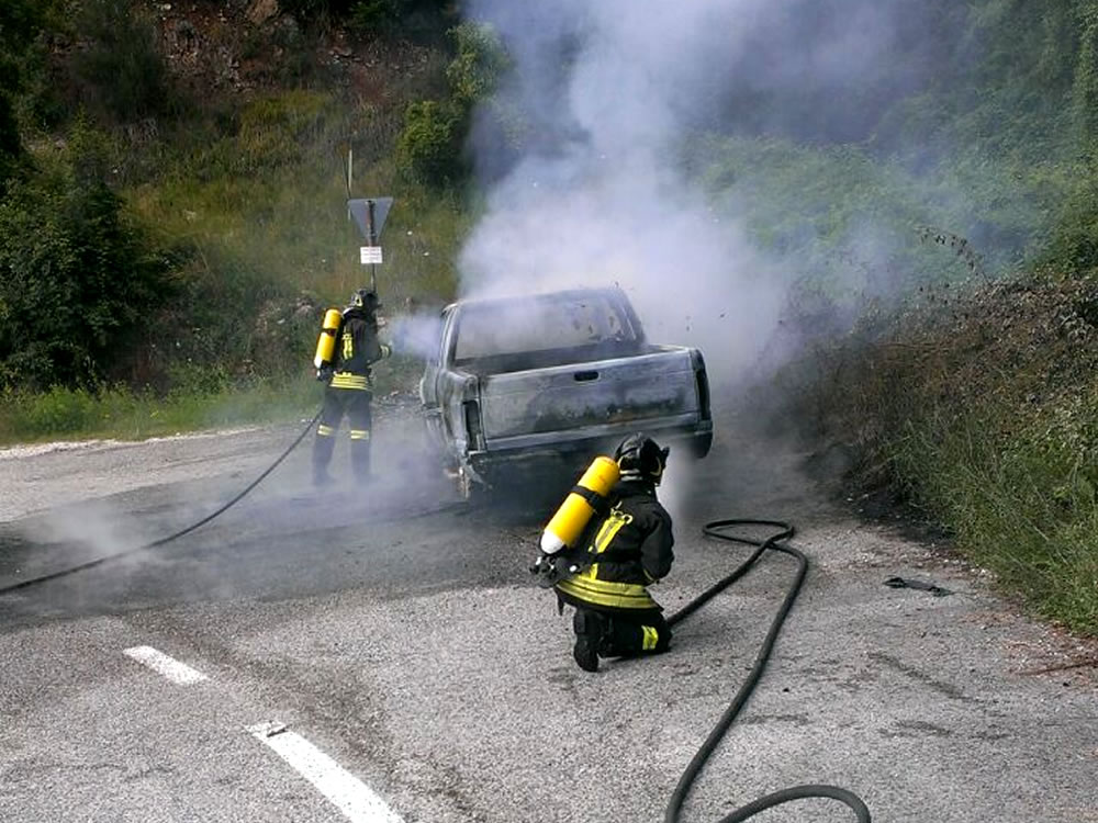 incendio_auto_furgone_mezzo_gpl_in_fiamme_01_08_14_b