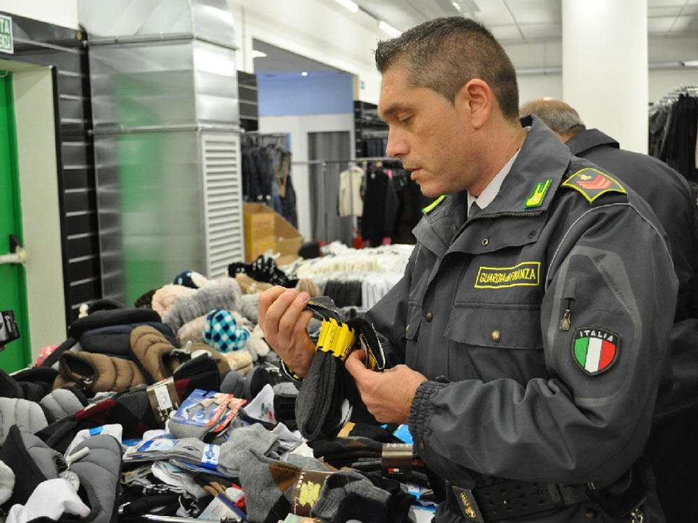 guardia_di_finanza_sequestro_articoli_cinesi_17_11_14_b