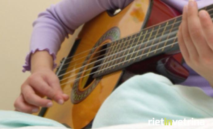 studente_alunno_conservatorio_chitarra_strumenti_musicali_1.JPG