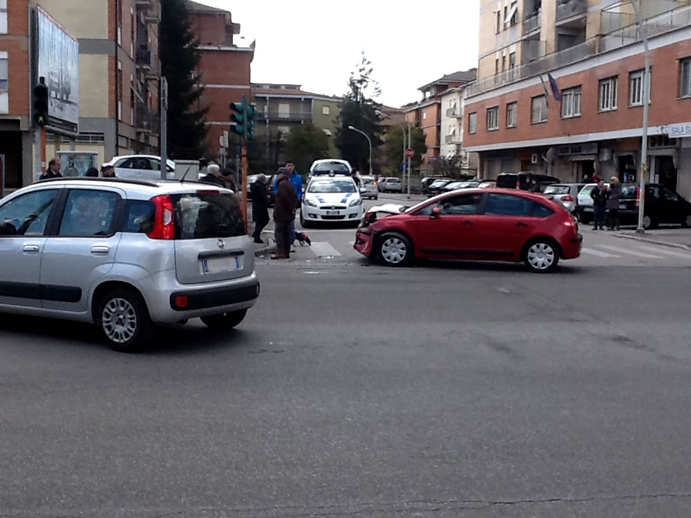 incidente_viale_matteucci_7_03_15_b