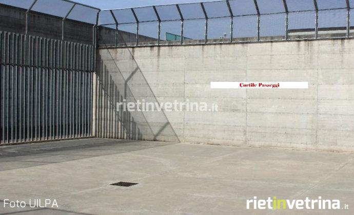 Paura nel carcere di Teramo, detenuto con l'Aids sputa sangue contro l'agente