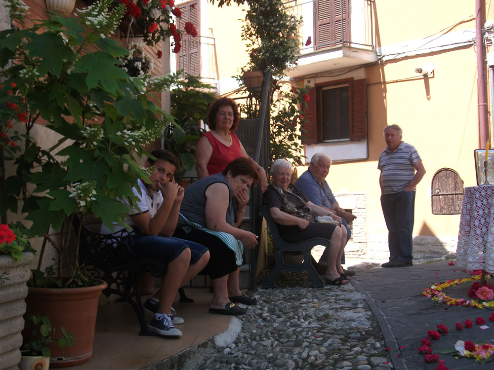 grotti_cittaducale_infiorata_ma_processione_non_passa_2