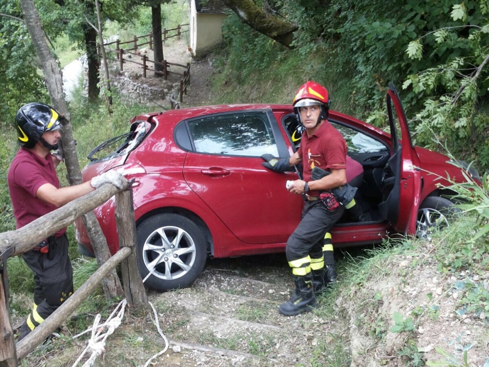 incidente_salaria_auto_su_recinzione_1