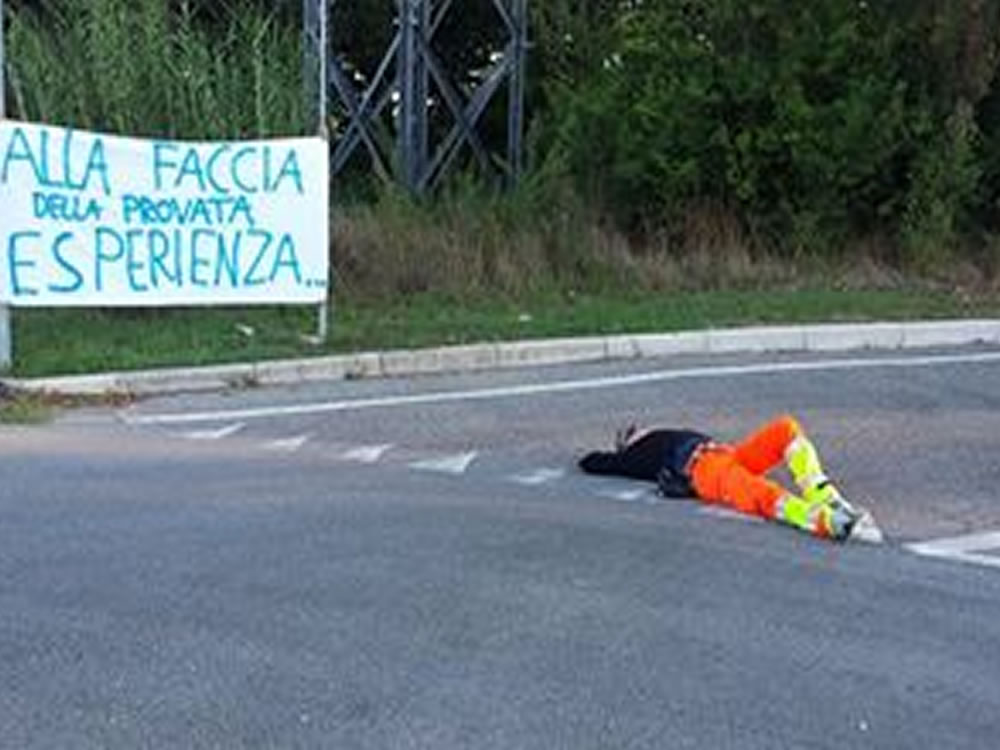 croce_amica_protesta_rotatoria2