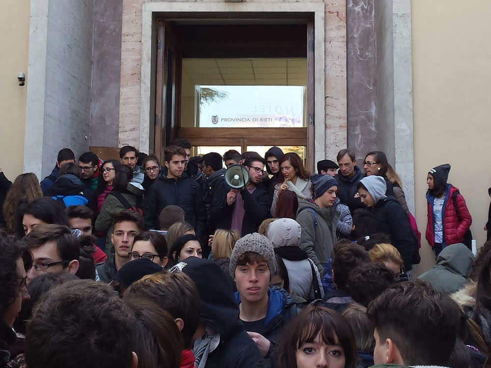 sciopero_studenti_professori_liceo_scientifico_16_11_15_e