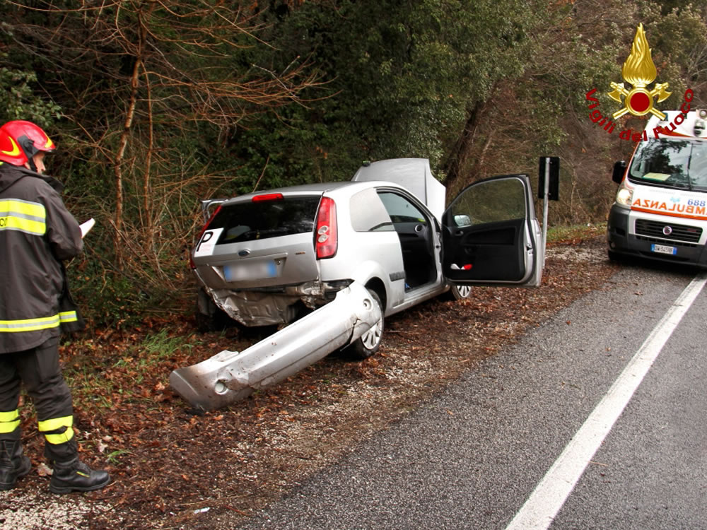 incidente_auto_ford_fiesta_ragazzo_ferito_salaria_per_roma_14_02_16_c
