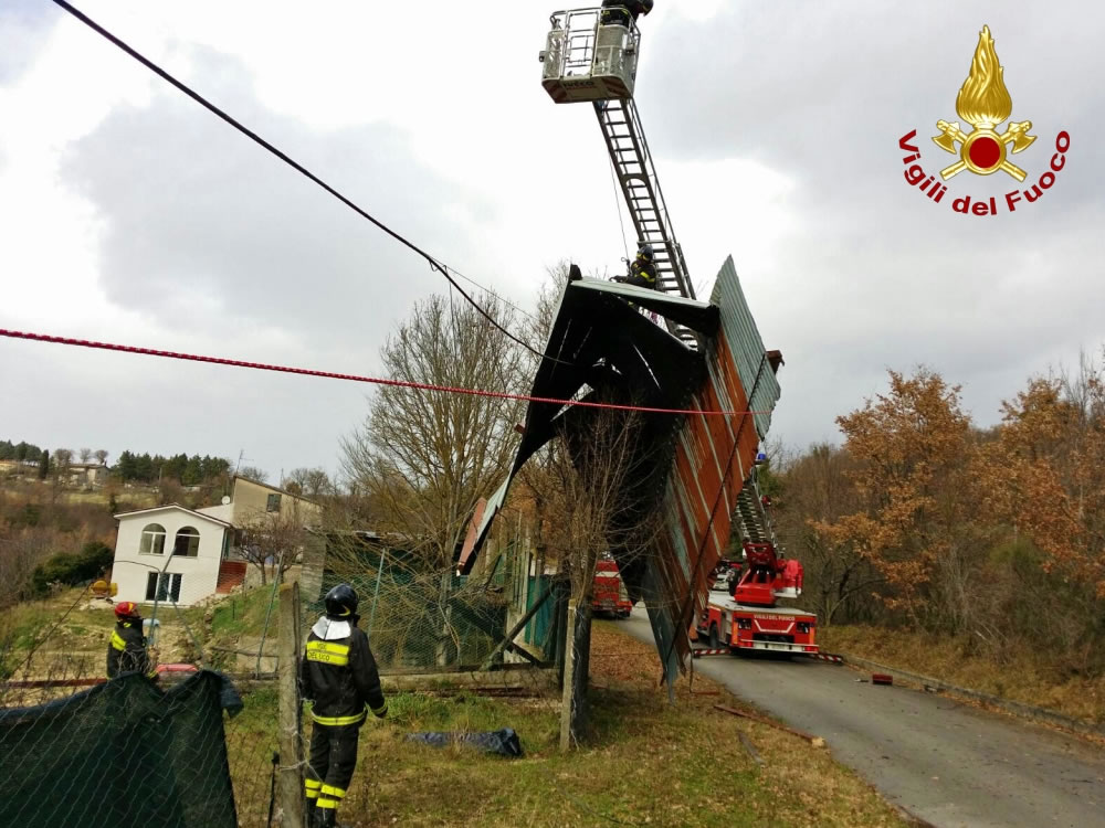 incidente_maltempo_copertura_lamina_divelta_da_vento_2