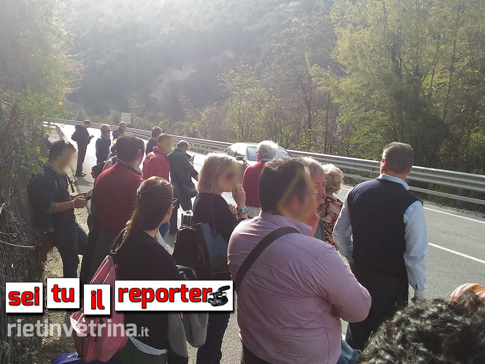 cotral_rotto_fumo_dal_motore_passeggeri_pendolari_sulla_salaria_per_roma_05_04_16