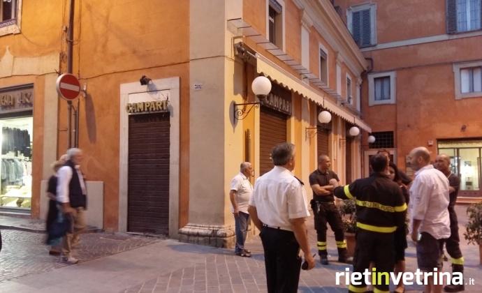 terremoto_controlli_vigili_del_fuoco_e_polizia_municipale_palazzo_capelletti_rieti