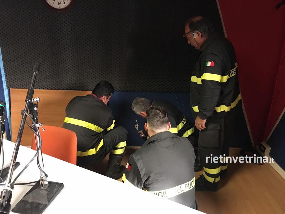 vigili_del_fuoco_nella_sede_di_radiomondo_terremoto_28_10_16_a