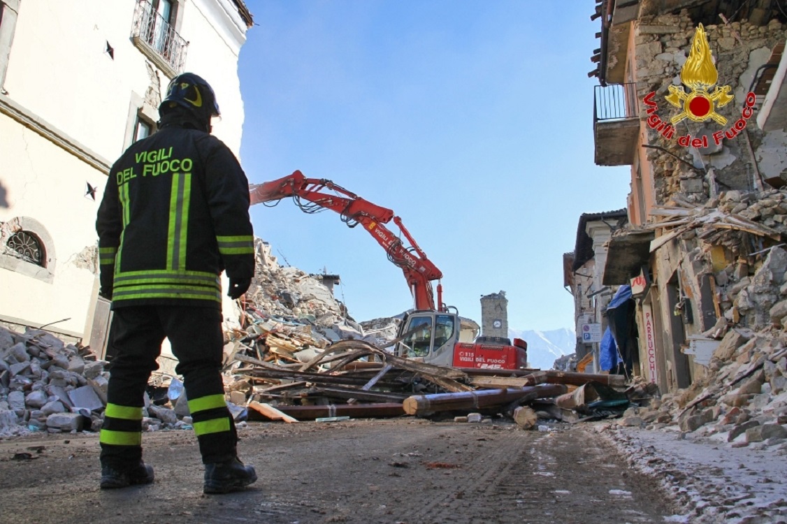 Terremoto Amatrice - Demolizione edificio su corso Umberto I_12_01_17_a
