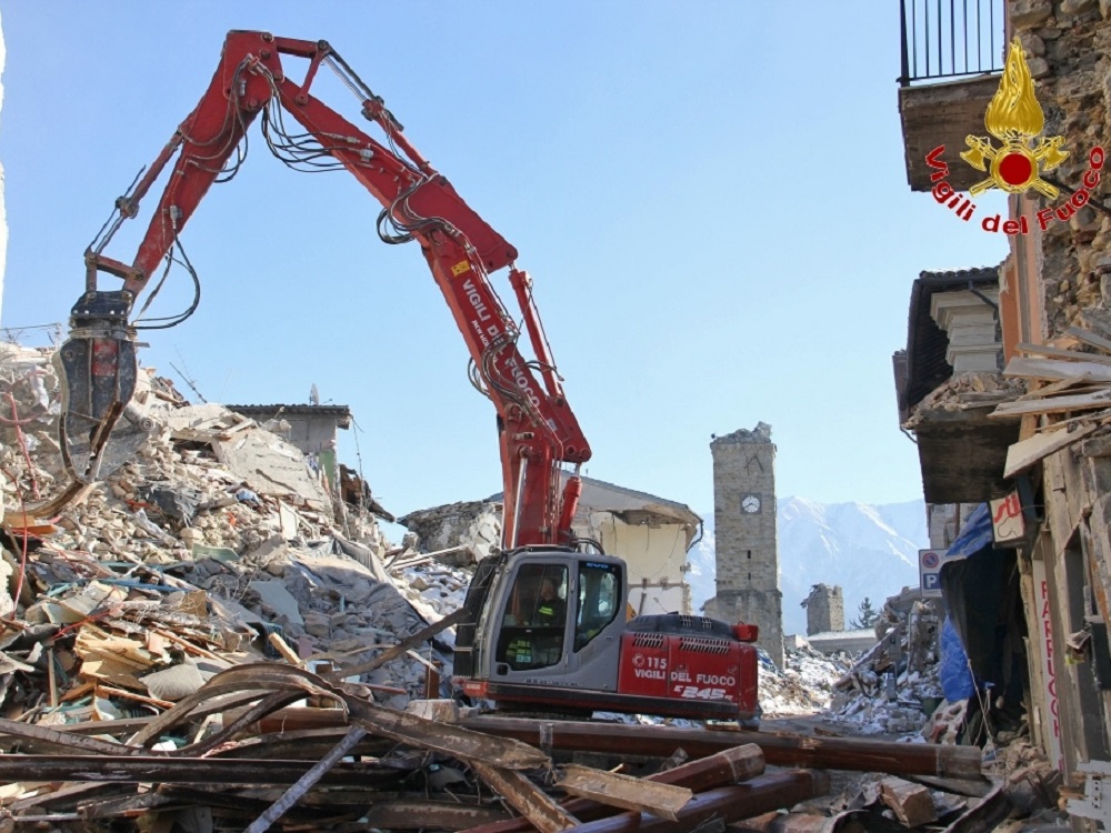 Terremoto Amatrice - Demolizione edificio su corso Umberto I_12_01_17_b