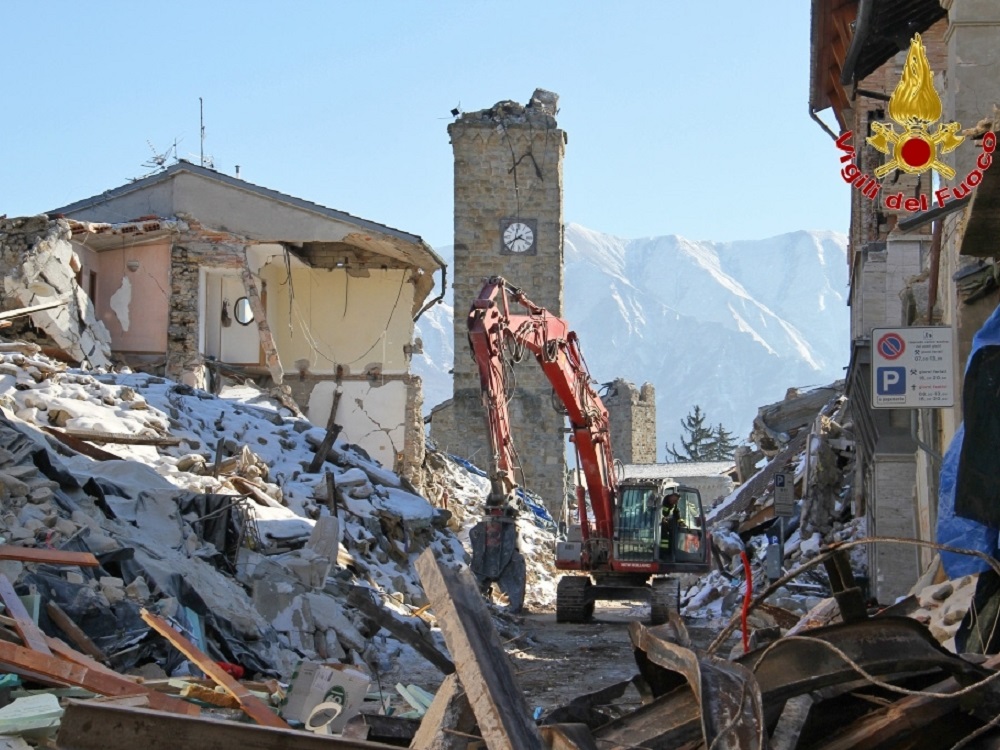 Terremoto Amatrice - Demolizione edificio su corso Umberto I_12_01_17_c
