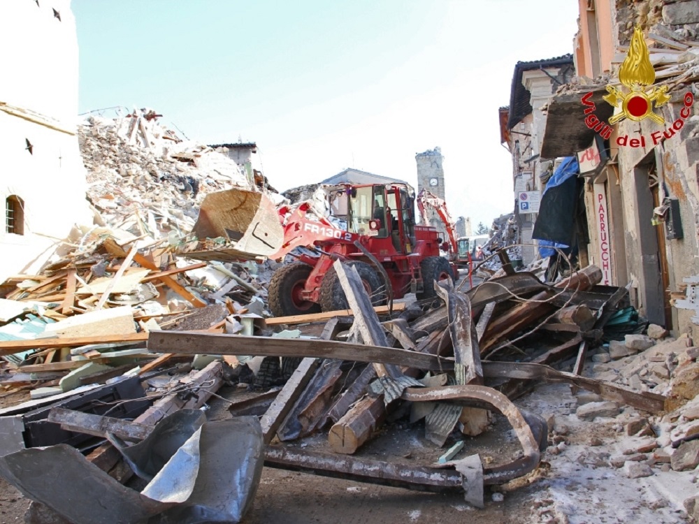 Terremoto Amatrice - Demolizione edificio su corso Umberto I_12_01_17_d