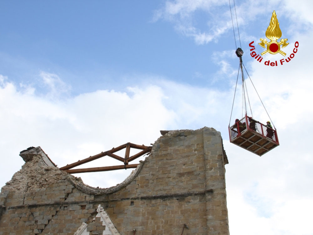vigili_del_fuoco_messa_in_sicurezza_chiesa_san_francesco_di_amatrice_1