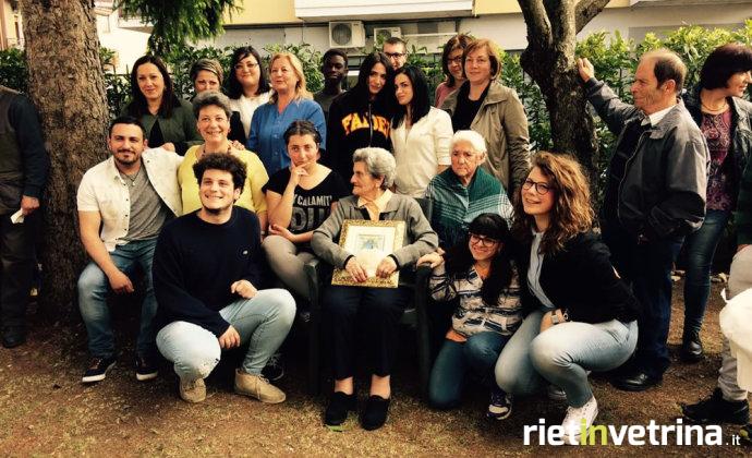ragazzi_festeggiano_100_anni_di_anna_scappa