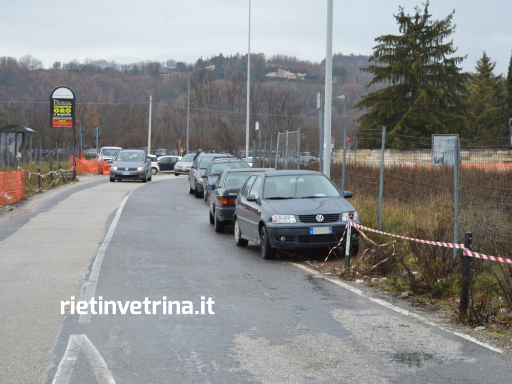 via_baroni_parcheggi_parcheggio_ospedale_de_lellis_auto_divieto_di_sosta_2