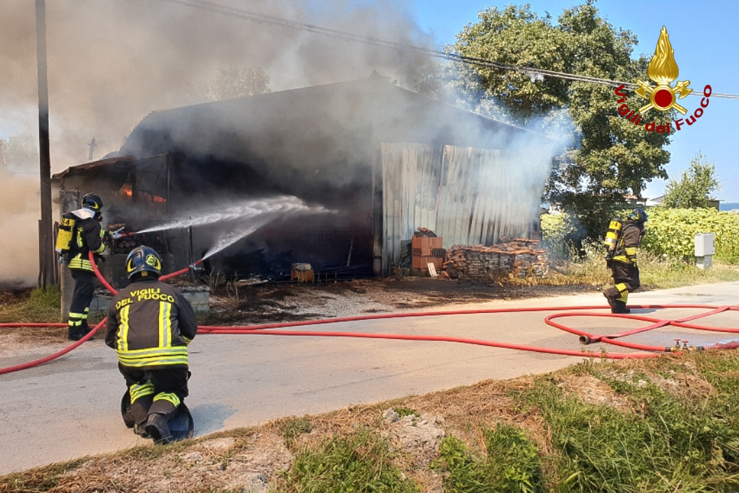 Video Incendio Capannone Agricolo A Chiesa Nuova Vigili Del Fuoco Al