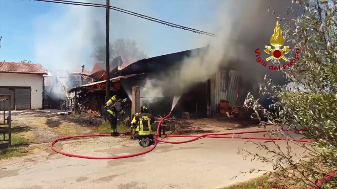 Video Incendio Capannone Agricolo A Chiesa Nuova Vigili Del Fuoco Al