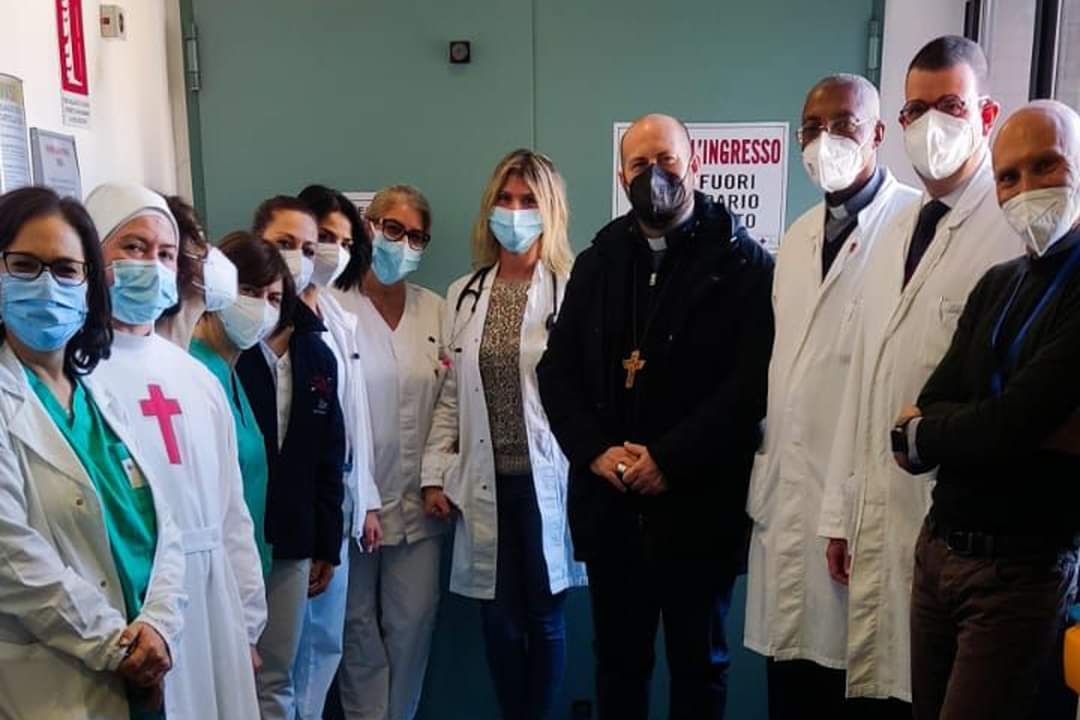 Il vescovo Piccinonna visita gli ammalati e i sanitari del de Lellis di ...