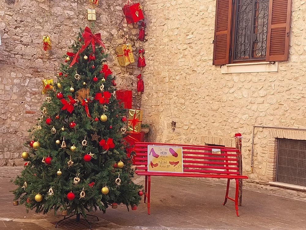 Un Natale Tutto Rosso A Fara In Sabina Contro La Violenza Sulle Donne ...